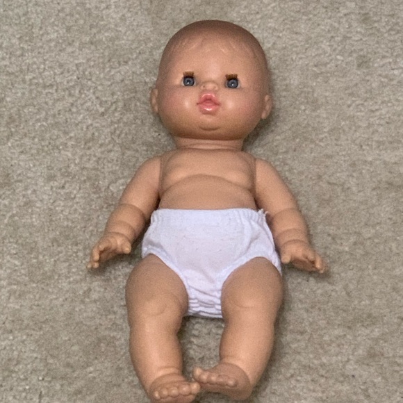 Minikane Doll + Clothes - Picture 2 of 6